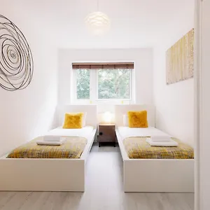 Spacious Flat In South With Balcony - Pass The Keys Apartment
